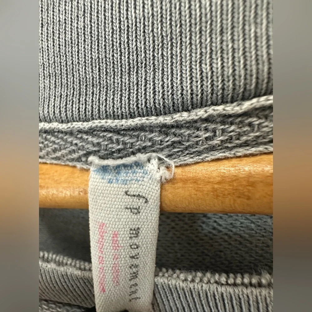 Free People Movement Metti Crew Sweatshirt in Grey Distressed
Pullover size L - Picture 7 of 8